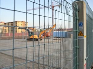 استخدام شبك تركي في موقع بناء لتأمين المنطقة