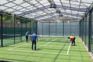 تجهيز ملاعب البادل بالهيكل المعدني والجدران الزجاجية تجهيز ملاعب البادل بالهيكل المعدني والجدران الزجاجية