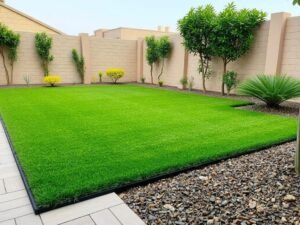 تركيب عشب صناعي في حديقة منزلية بالكويت