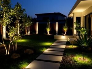 حديقة منزلية عصرية في الشامية مع إضاءة مميزة