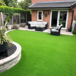 حديقة منزلية مغطاة بالثيل الصناعي مع جلسة عائلية