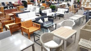 مجموعة متنوعة من أثاث الجلسات الخارجية المصنوع من مواد مختلفة