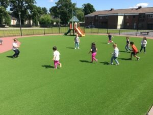 مدرسة بساحة ألعاب مغطاة بالثيل الصناعي الآمن للأطفال مدرسة بساحة ألعاب مغطاة بالثيل الصناعي الآمن للأطفال