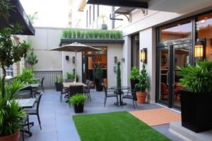 مساحة تجارية مزينة بالثيل الصناعي لإضفاء لمسة طبيعية مساحة تجارية مزينة بالثيل الصناعي لإضفاء لمسة طبيعية