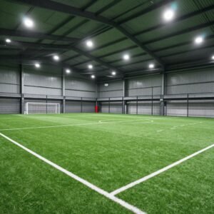 ملعب كرة قدم خماسي مغطى بإضاءة احترافية