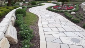 ممرات حجرية أنيقة تتخلل حديقة الشهداء مع إضاءة جانبية