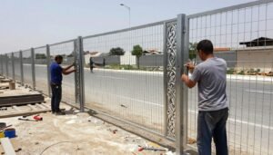 تركيب ألواح السياج التركي بين الأعمدة تركيب ألواح السياج التركي بين الأعمدة