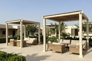 تصميم وتنفيذ مظلات وجلسات خارجية في حديقة بالكويت
