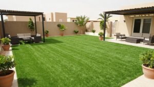 حديقة منزلية جميلة بالعشب الصناعي في الكويت