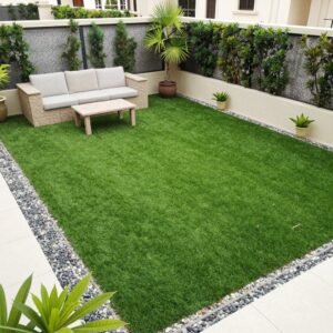 حديقة منزلية مع عشب صناعي امغره شبك تركي