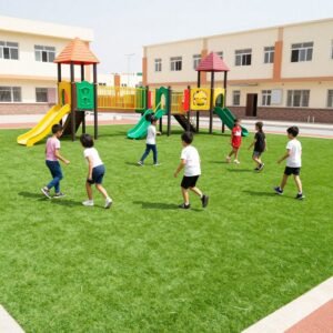 عشب صناعي في ملعب مدرسة بالكويت