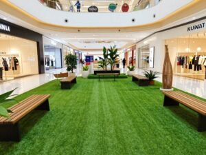 مساحة تجارية مزينة بالعشب الصناعي في مجمع تجاري بالكويت