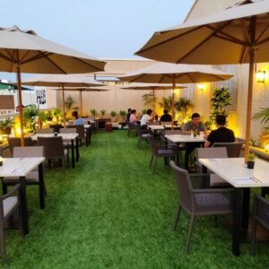 مقهى خارجي مع عشب صناعي في أمغرة