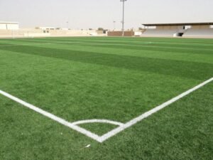 ملعب رياضي مغطى بالعشب الصناعي في الكويت