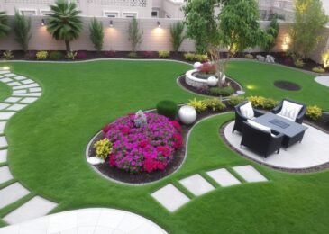 تنسيق حدائق السلام - حديقة منزلية جميلة مع مسطحات خضراء ومسارات حجرية