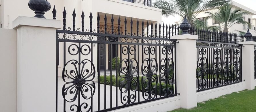 سور تركي فاخر يحيط بمنزل عصري في الكويت